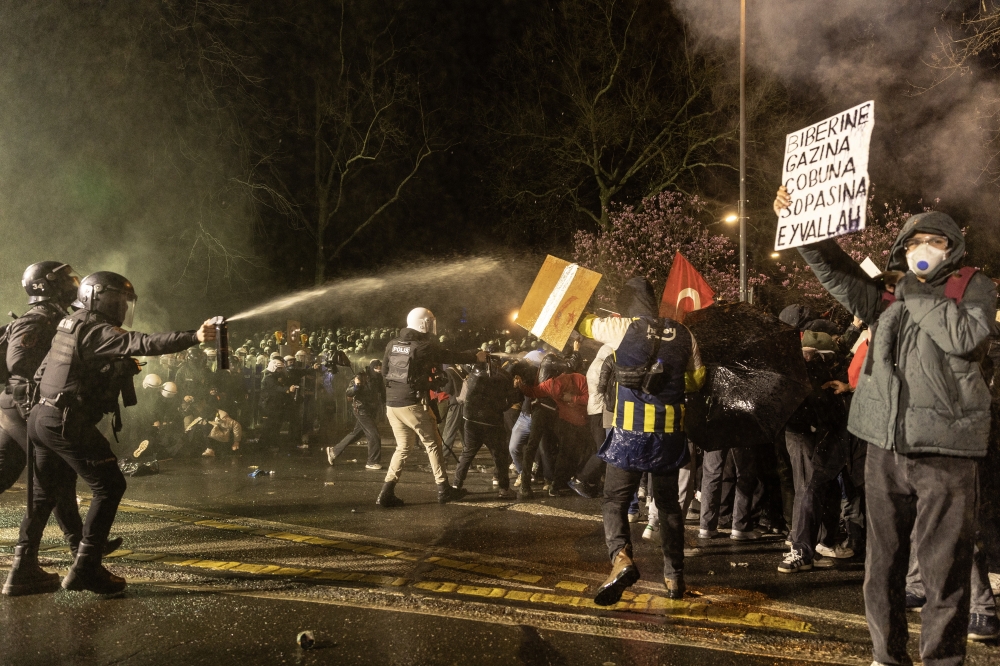 Polizia piper gasa manifestarien aurka jaurtitzen. ERDEM SAHIN / EFE Polizia piper gasa manifestarien aurka jaurtitzen. ERDEM SAHIN / EFE