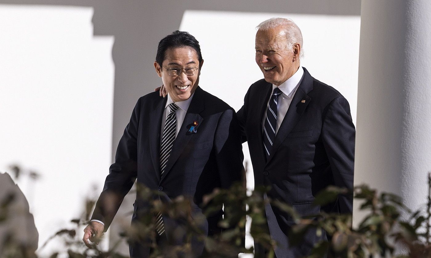 Fumio Kishida Japoniako lehen ministroa eta Joe Biden AEBetako presidentea, atzo, Etxe Zurian (Washington). JIM LO SCALZO/ EFE.