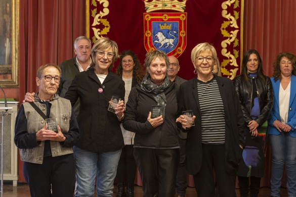 Ipeseko Jone Lajos, Elena San Julian, Julia Munarriz eta Blanca Fernandez, Iruñeko Udalak egindako harrera ekitaldian, hilaren 6an. IRUÑEKO UDALA Ipeseko Jone Lajos, Elena San Julian, Julia Munarriz eta Blanca Fernandez, Iruñeko Udalak egindako harrera ekitaldian, hilaren 6an. IRUÑEKO UDALA