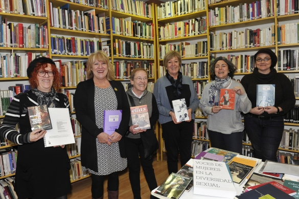 Ipeseko Amaia Barandika, Silvia Fernandez, Jone Lajos, Blanca Fernandez, Begoña Arrondo eta Raquel Burguete, liburutegiren Tejeriako egoitzan, 2016an. IDOIA ZABALETA / FOKU Ipeseko Amaia Barandika, Silvia Fernandez, Jone Lajos, Blanca Fernandez, Begoña Arrondo eta Raquel Burguete, liburutegiren Tejeriako egoitzan, 2016an. IDOIA ZABALETA / FOKU