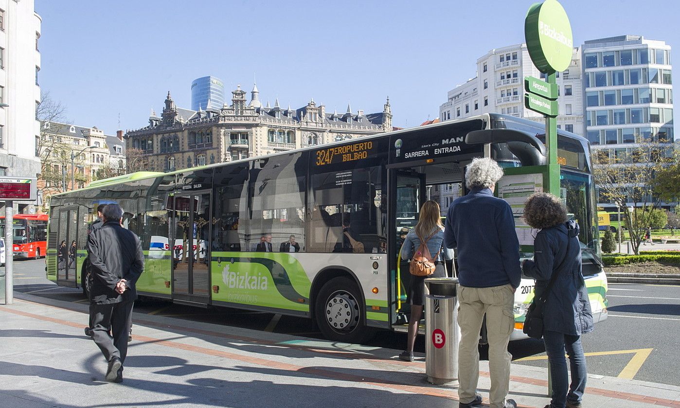 Loiuko aireportura doan autobusa, Bilboko Moiua plazan, artxiboko irudi batean. MARISOL RAMIREZ / FOKU