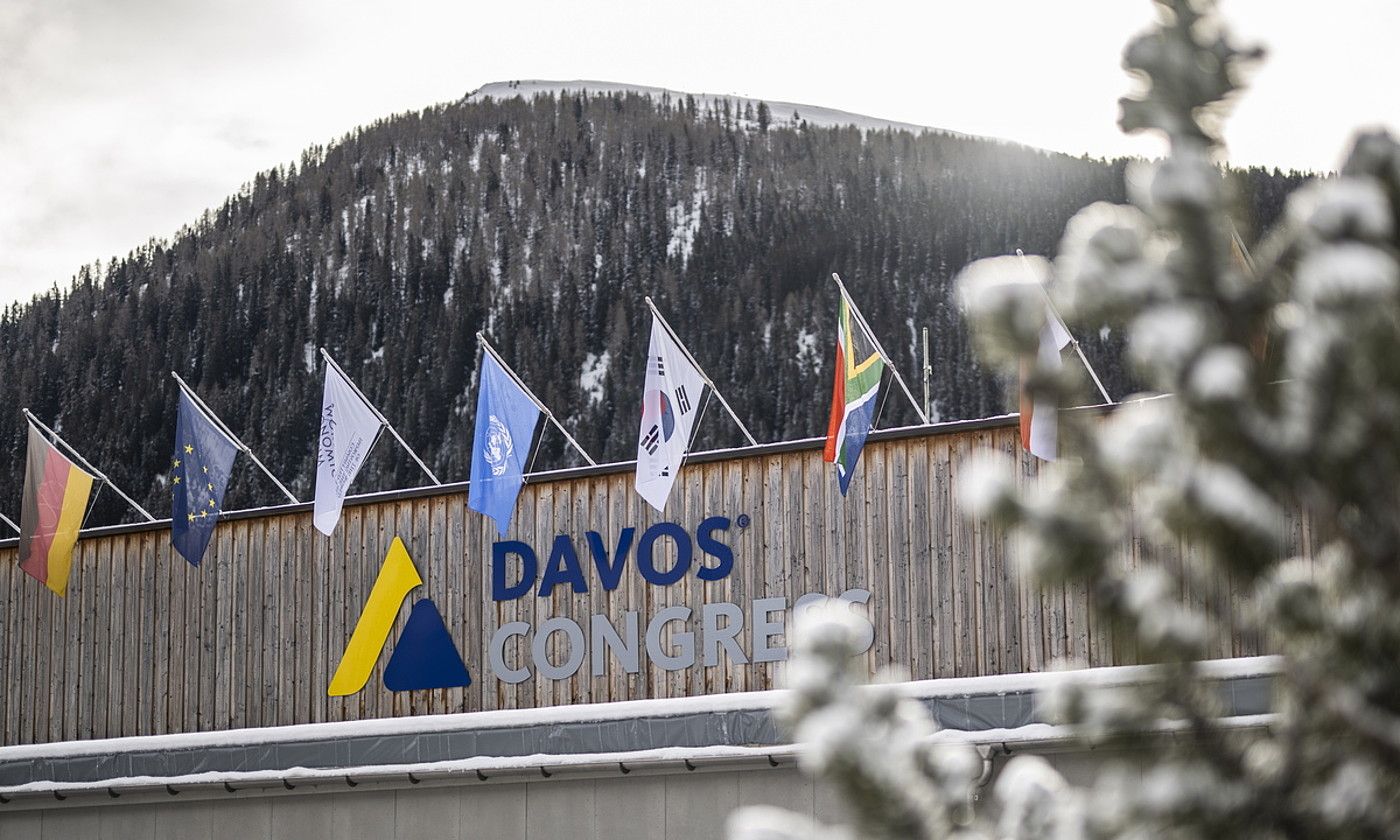 Munduko Foro Ekonomikoa egingo duten eraikinaren kanpoaldea, Davosen (Suitza), atzo. GIAN EHRENZELLER/ EFE.
