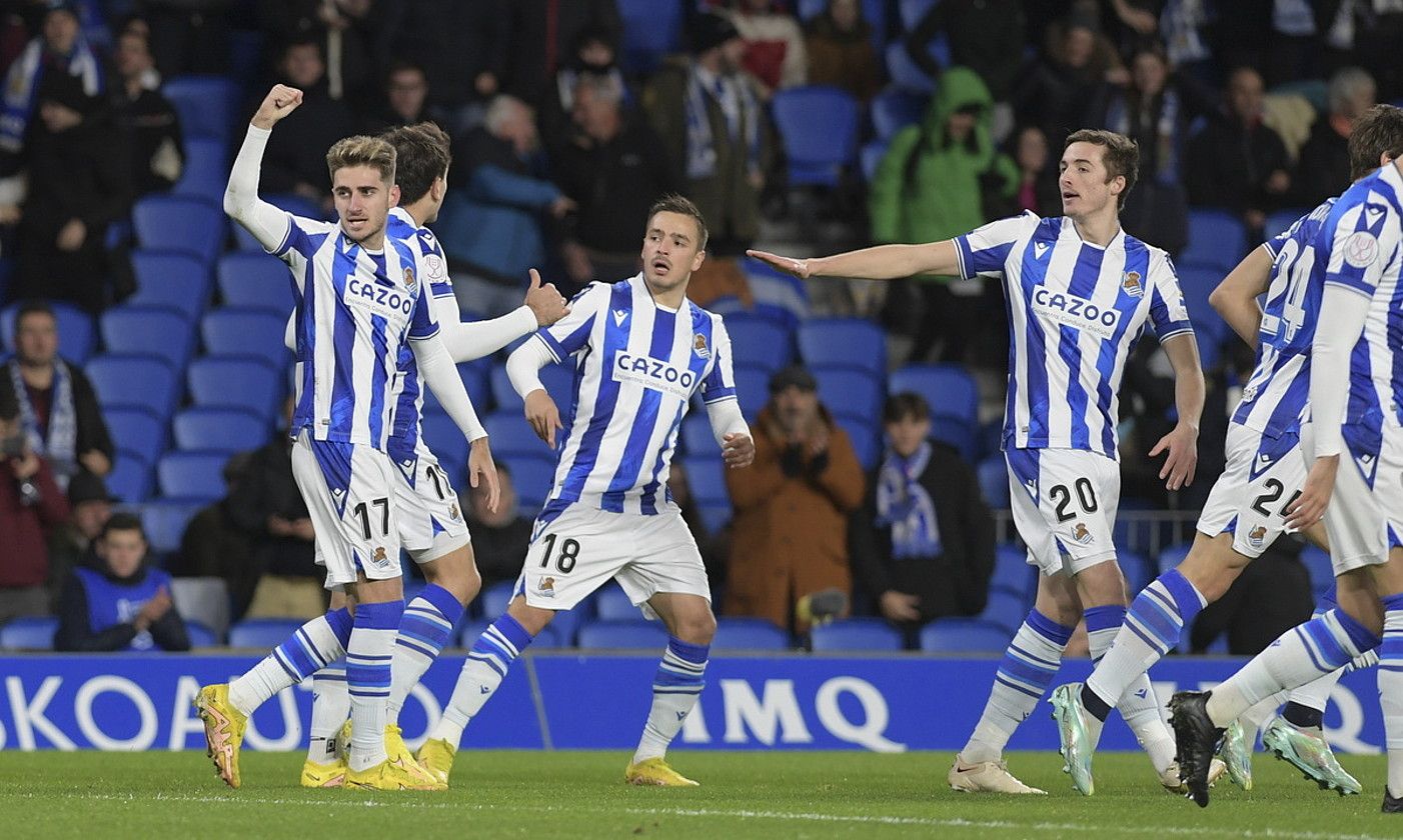 Robert Navarro ukabila jasota harmailetara begira, partidako gol bakarra sartu ostean. JON URBE / FOKU. Robert Navarro ukabila jasota harmailetara begira, partidako gol bakarra sartu ostean. JON URBE / FOKU.