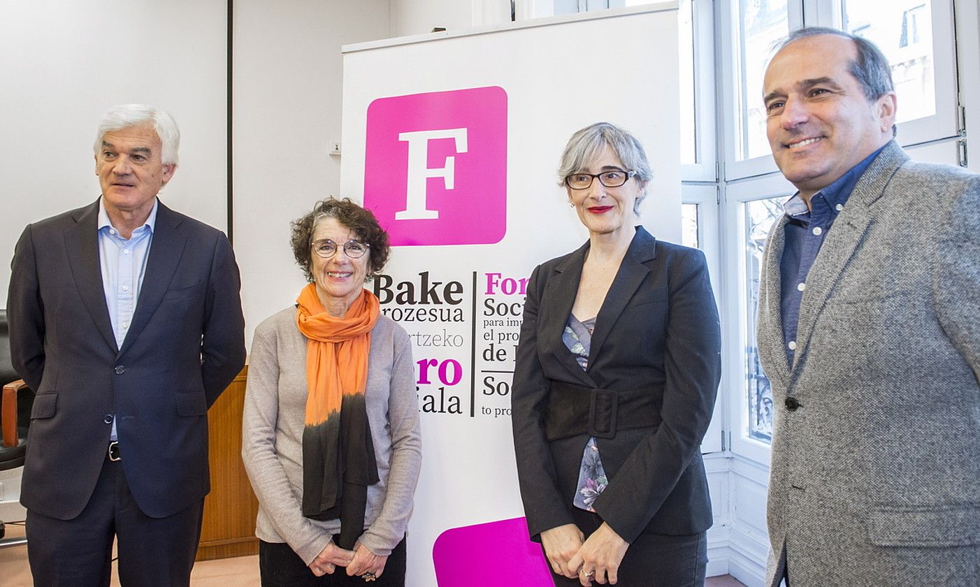 Nazario Oleaga, Teresa Toda, Nekane Altzelai eta Agus Hernan, Foro Sozial Iraunkorrak 2020ko urtarrilean Bilbon eginiko agerraldi batean. MARISOL RAMIREZ / FOKU. Nazario Oleaga, Teresa Toda, Nekane Altzelai eta Agus Hernan, Foro Sozial Iraunkorrak 2020ko urtarrilean Bilbon eginiko agerraldi batean. MARISOL RAMIREZ / FOKU.