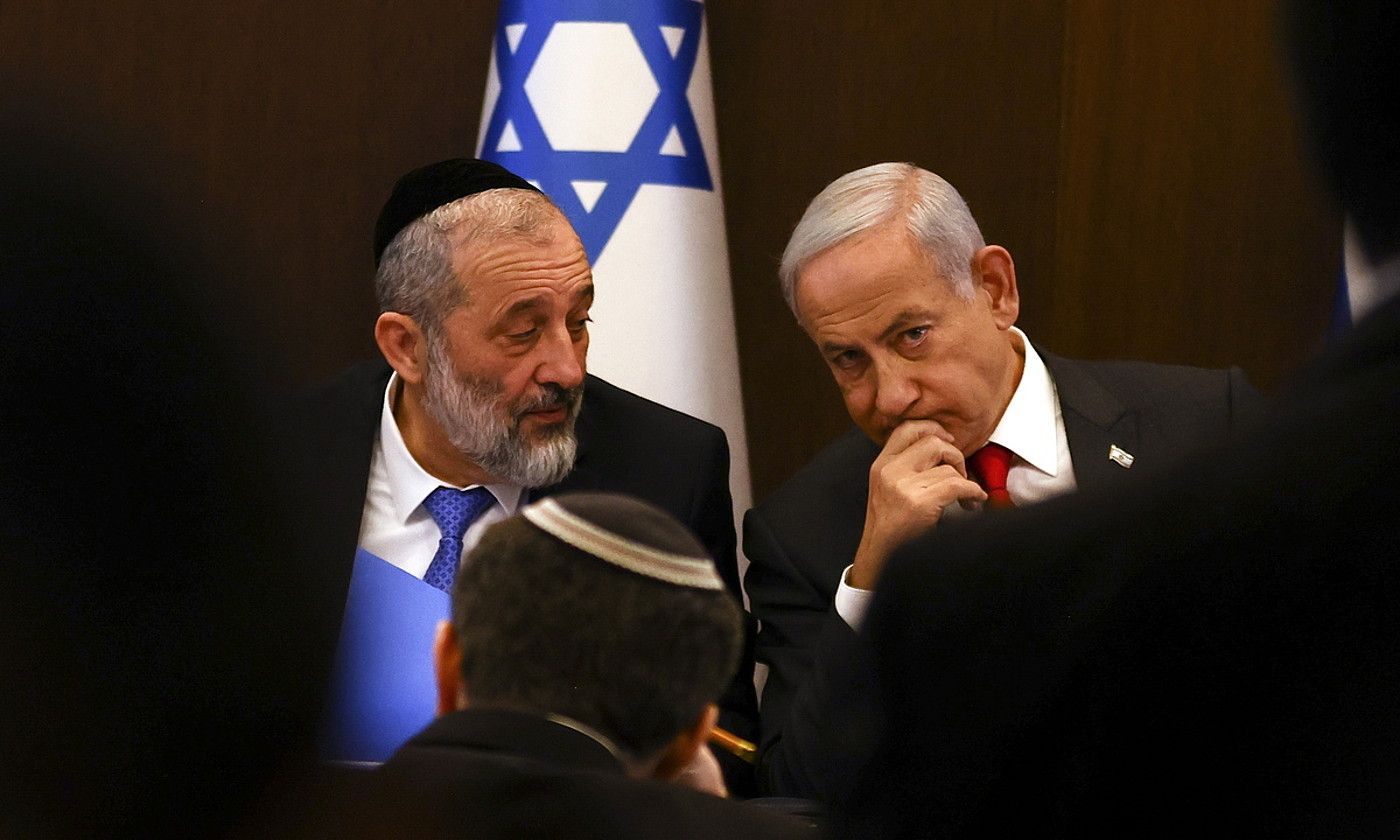 Benjamin Netanyahu Israelgo lehen ministroa eta Aryeh Deri Osasun eta Barne ministroa, gobernu bilkura batean, urtarrilaren 8an. RONEN ZVULUN / EFE. Benjamin Netanyahu Israelgo lehen ministroa eta Aryeh Deri Osasun eta Barne ministroa, gobernu bilkura batean, urtarrilaren 8an. RONEN ZVULUN / EFE.