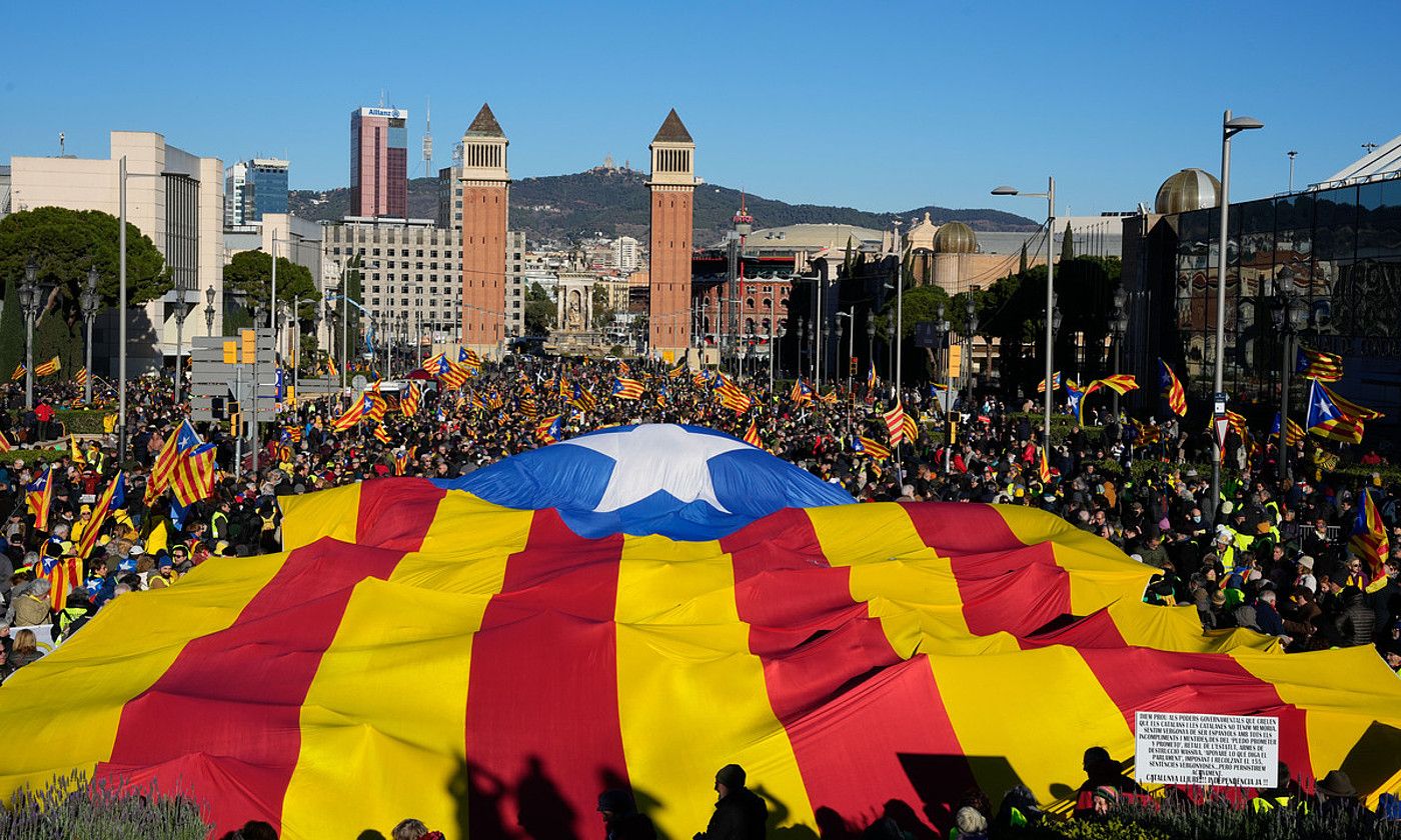 Milaka independentista, Espainiaren eta Frantziaren arteko goi bileraren aurkako protestan, atzo, Bartzelonan. ALEJANDRO GARCIA / EFE.