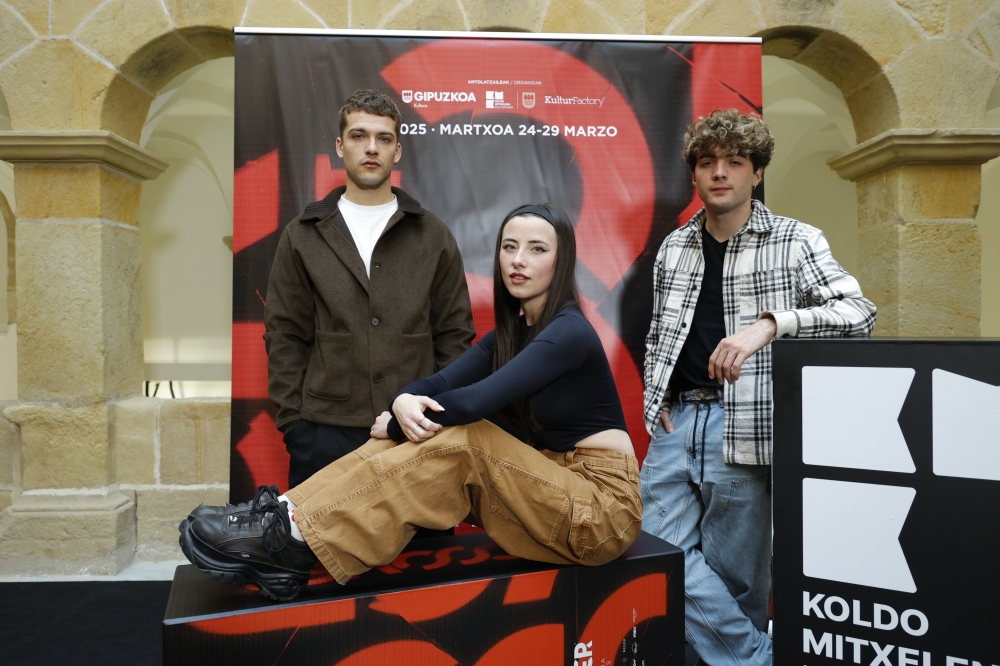 'Desagertuta' telesaileko aktoreak: Jon Lukas, Ane Rot eta Julen Taboada 'Desagertuta' telesaileko aktoreak: Jon Lukas, Ane Rot eta Julen Taboada