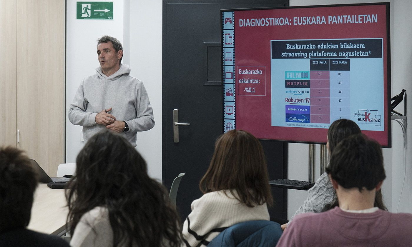 Iñigo Arandia Pantailak Euskaraz-eko ordezkariak hitzaldia eman zuen asteazkenean, Astigarragan. JON URBE / FOKU.