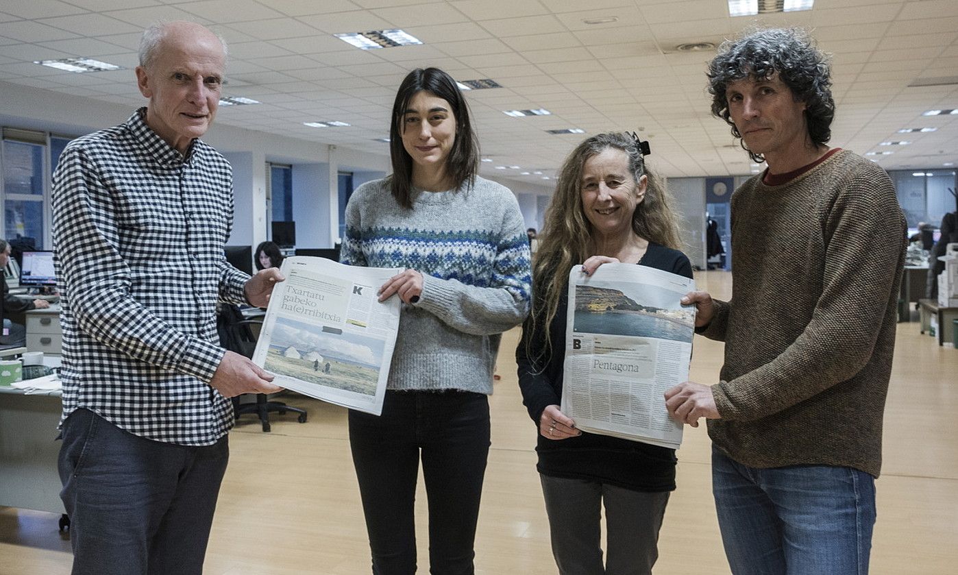 Martxelo Otamendi, Itsaso Diego Jauregi-Arraburu, Beatriz Arana Ortiz eta Garo Azkue, atzo, BERRIA egunkariaren erredakzioan. JON URBE / FOKU.