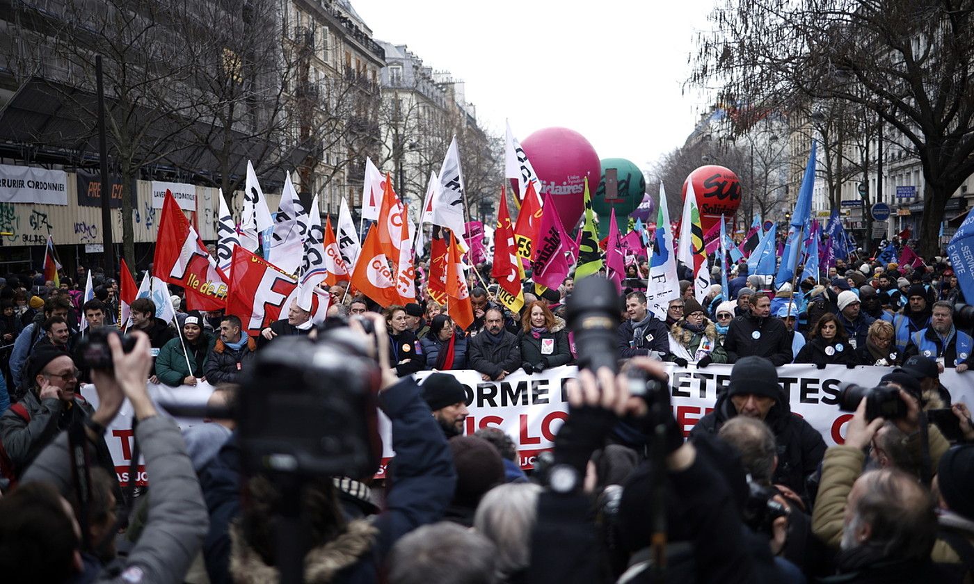 Frantziako sindikatu nagusietako buruzagiak, atzo, Parisko manifestazio jendetsuan. YOAN VALAT / EFE.