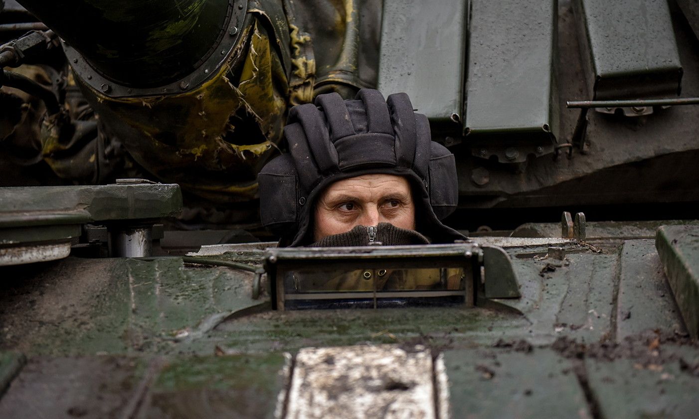 Ukrainako armadaren soldadu bat, herenegun, Bakhmuten, tanke baten barruan. OLEG PETRASIUK / EFE. Ukrainako armadaren soldadu bat, herenegun, Bakhmuten, tanke baten barruan. OLEG PETRASIUK / EFE.