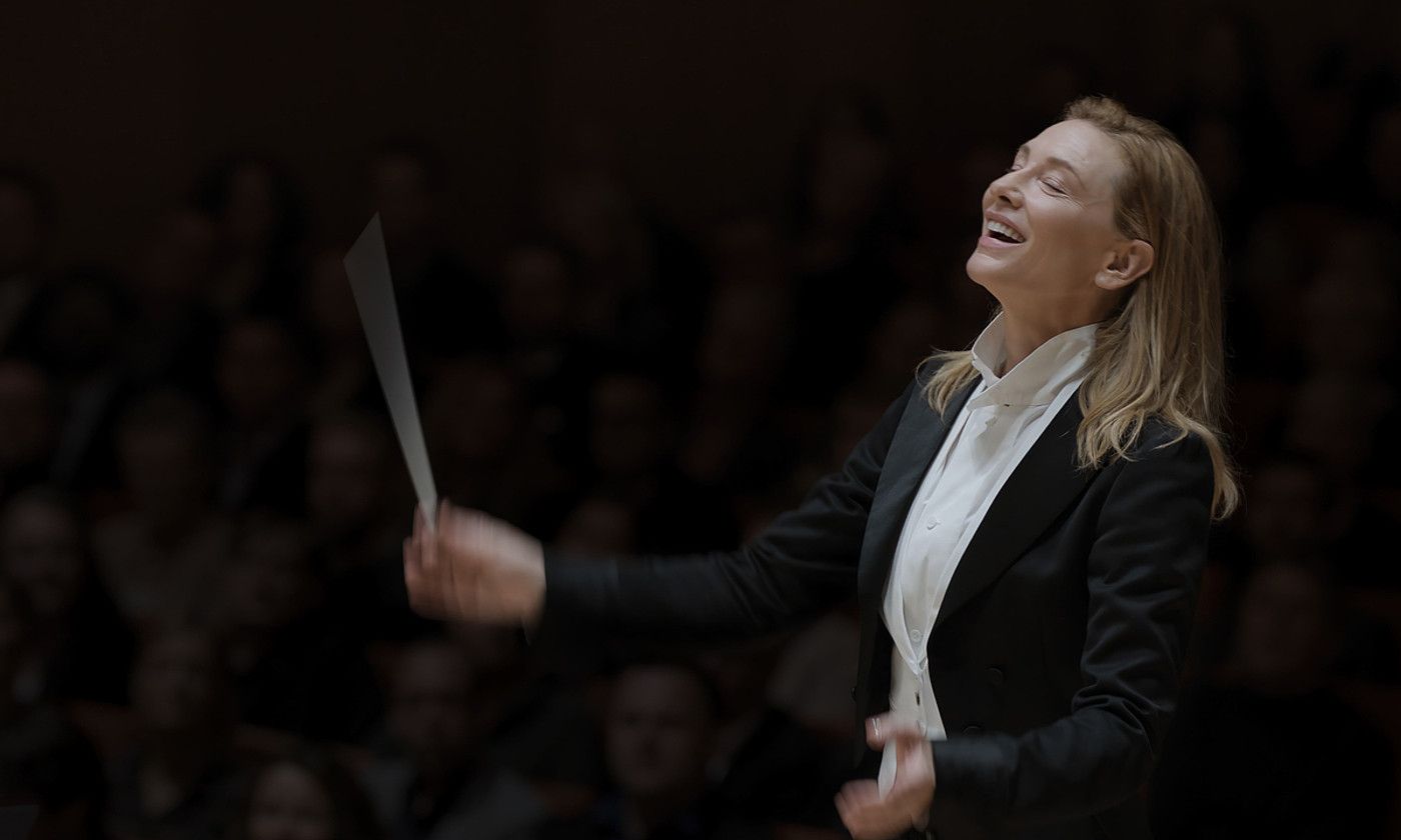 Cate Blanchett (Lydia Tár), orkestra zuzentzen. FOCUS FEATURES.
