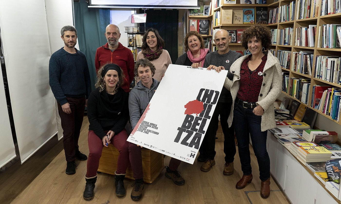 (H)ilbeltza euskal nobela beltzaren astearen aurtengo aldiaren aurkezpena, ostegunean, Iruñeko Karrikirin. IÑIGO URIZ / FOKU. (H)ilbeltza euskal nobela beltzaren astearen aurtengo aldiaren aurkezpena, ostegunean, Iruñeko Karrikirin. IÑIGO URIZ / FOKU.
