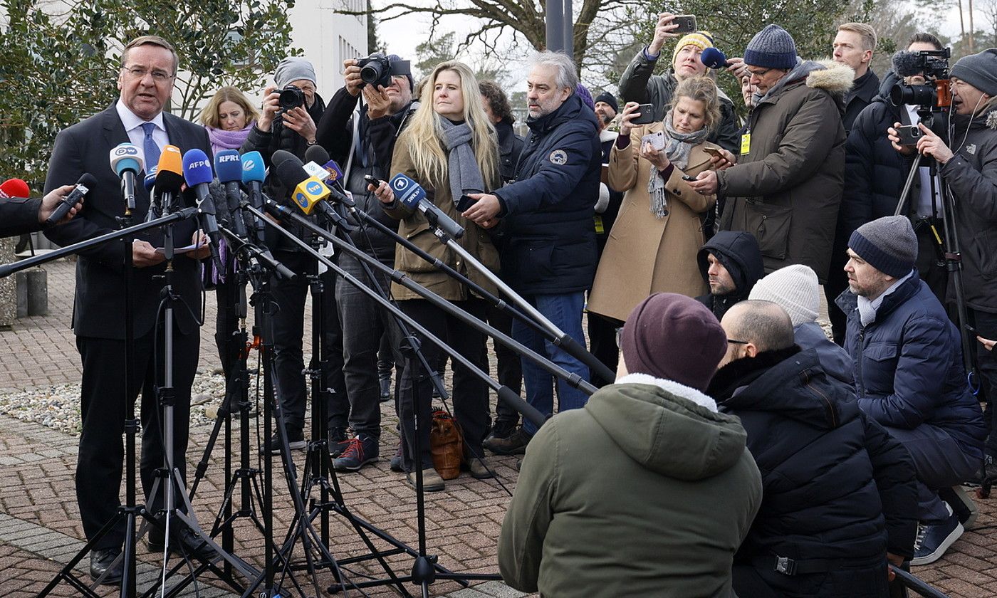 Boris Pistorius Alemaniako Defentsa ministroa azalpenak ematen, atzo, Ramsteinen (Alemania). RONALD WITTEK / EFE.