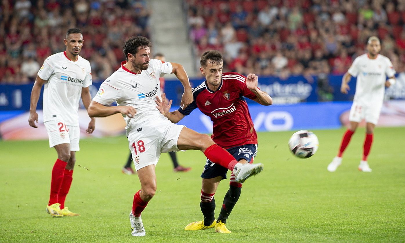 Aimar Oroz, Thomas Delaney Sevillakoarekin lehian, Sadarren, ligan. 1-0 irabazi zuten gorritxoek. IÑIGO URIZ / FOKU. Aimar Oroz, Thomas Delaney Sevillakoarekin lehian, Sadarren, ligan. 1-0 irabazi zuten gorritxoek. IÑIGO URIZ / FOKU.