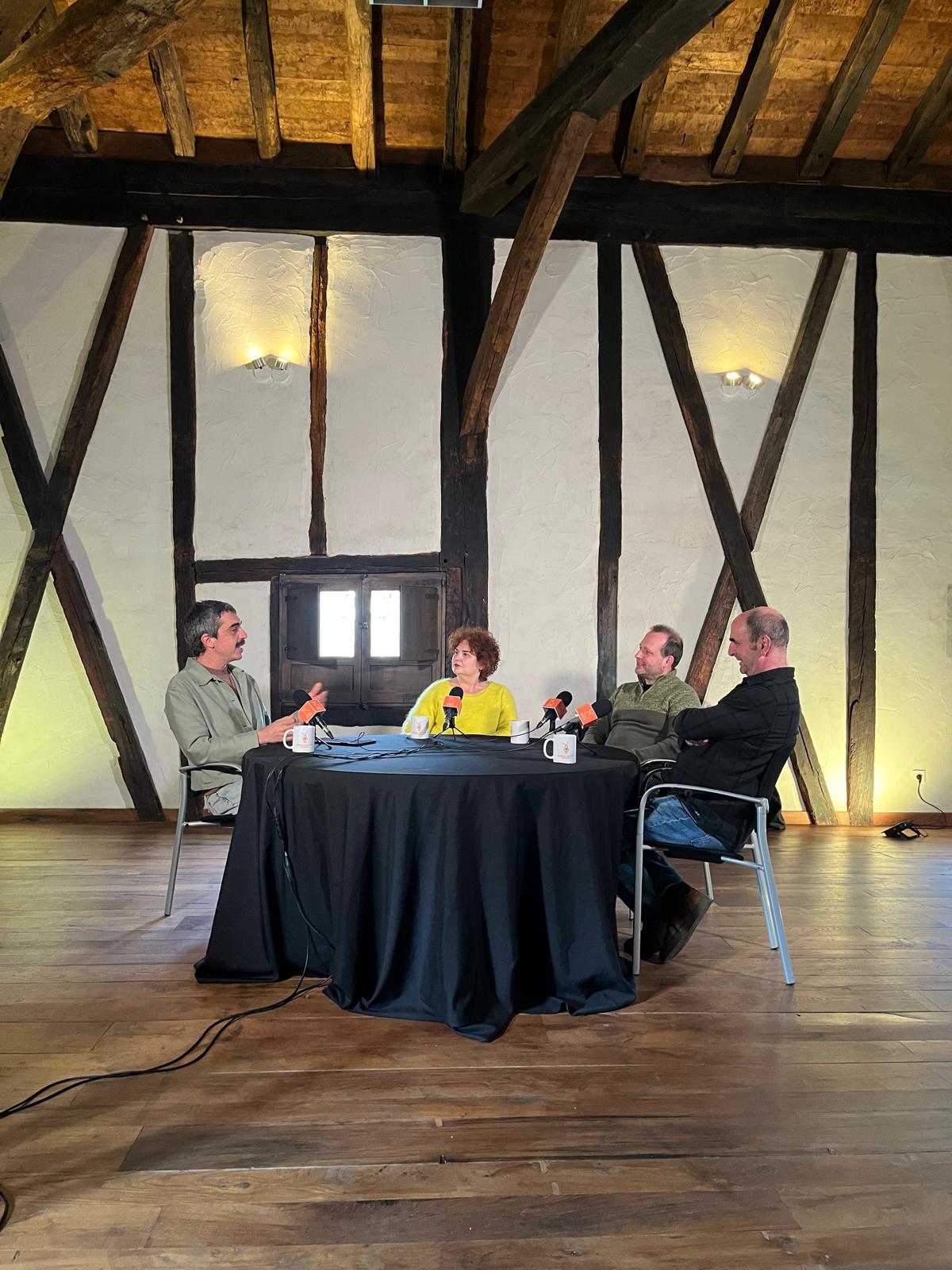 Xabin Fernandez, Maite Goikoetxea, Iker Markinez eta Joxe Manuel Olano, lehengo astean, Beasaingo Igartza jauregian, 'Bareak saltsan' podcasta grabatzen.