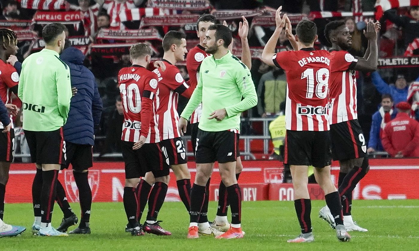 Athleticeko jokalariak, asteazkenean, Kopan aurrera egin dutela zaleekin ospatzen. MARISOL RAMIREZ / FOKU. Athleticeko jokalariak, asteazkenean, Kopan aurrera egin dutela zaleekin ospatzen. MARISOL RAMIREZ / FOKU.