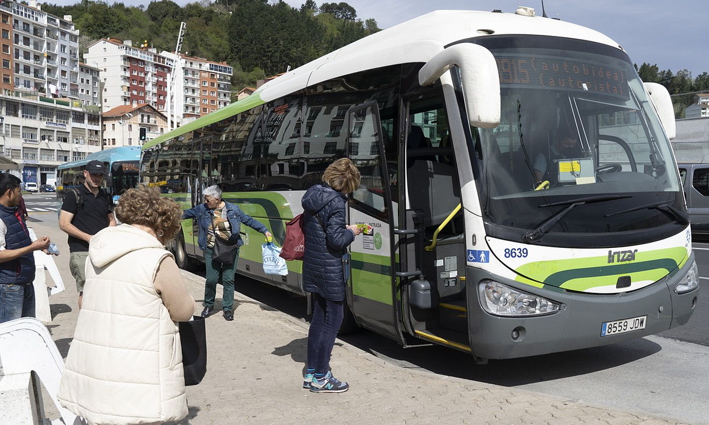 Bilbotik Ondarroara (Bizkaia) doan Bizkaibuseko autobusa. RAUL BOGAJO / FOKU.