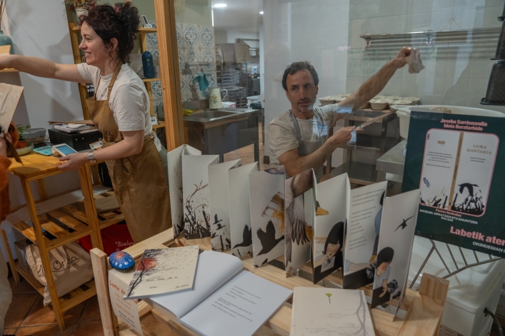 Kultur sortzaileei eskainitako txokoa, Orea okindegian. ANDONI CANELLADA / FOKU