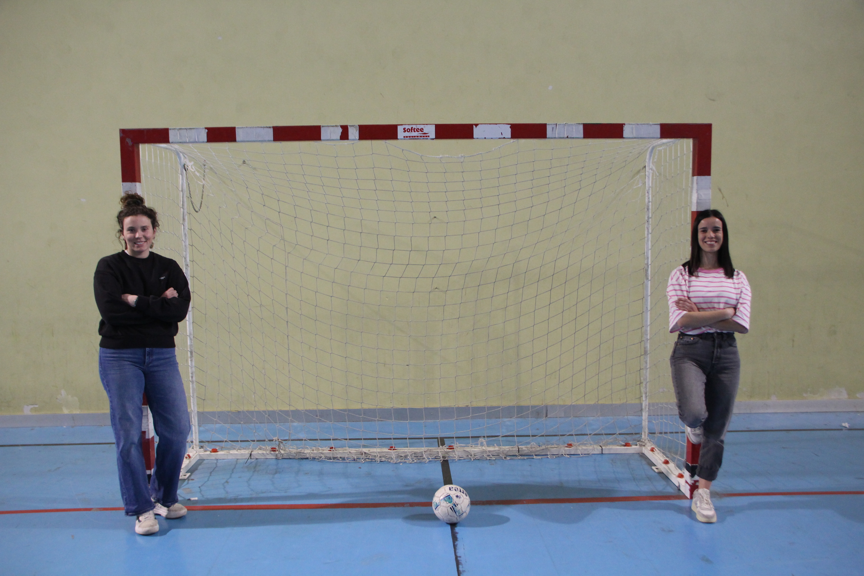 Naroa Ane Lasa eta Garazi Arregi areto futboleko jokalari ohiak, lehengo astean, Anoetako kiroldegian. IMANOL GARCIA LANDA