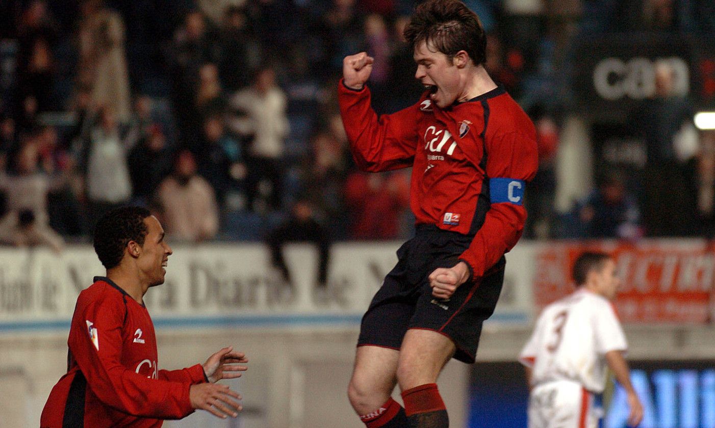 Iñaki Muñoz —ezkerrean—, 2005eko kanporaketan Sevillari sartutako gola ospatzen, Valdorekin. JAGOBA MANTEROLA / FOKU.