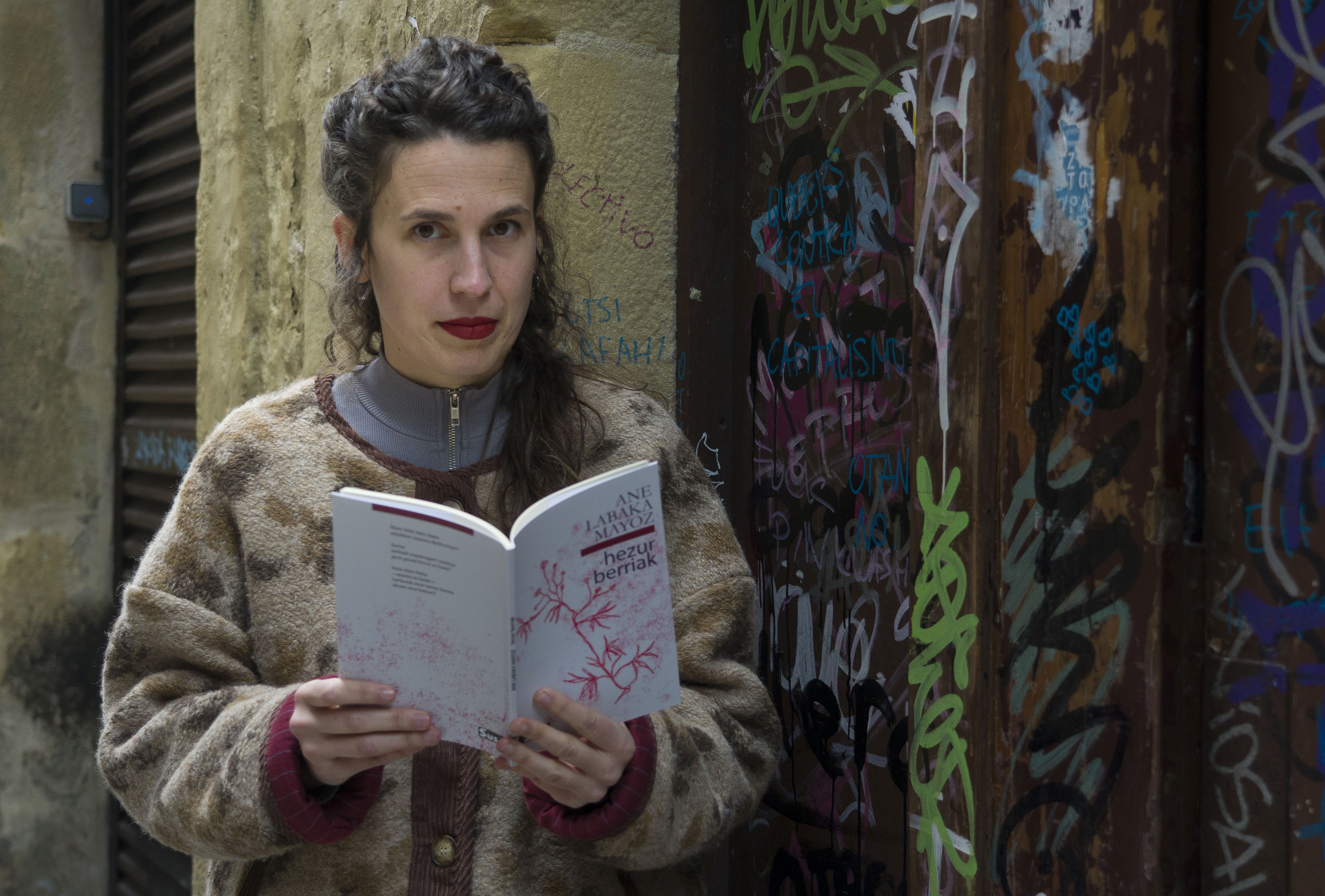 Ane Labaka, gaur Donostian, liburua esku artean duela. JON URBE / FOKU