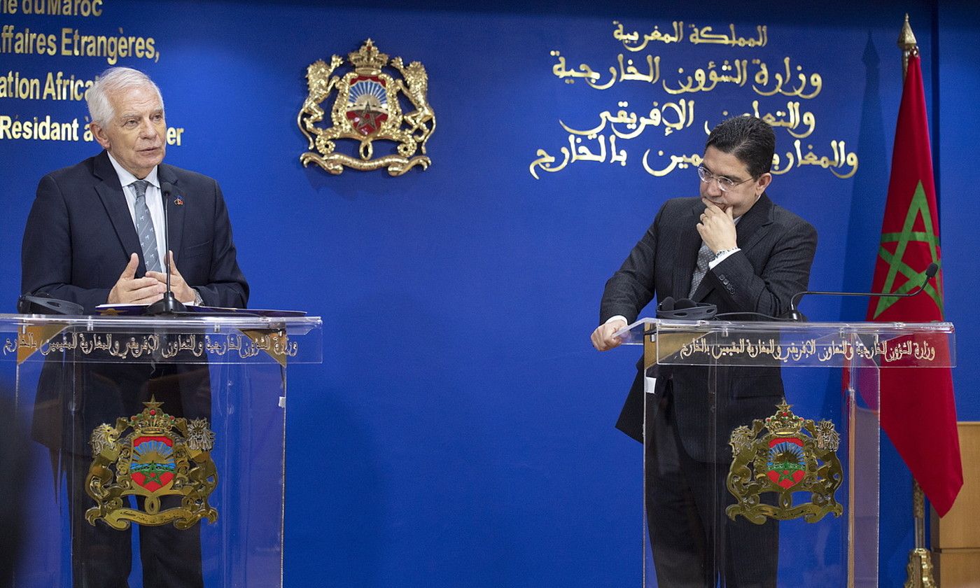 Josep Borrell EBko diplomaziaburua eta Naser Burita Marokoko Atzerri ministroa, hilaren 5eko bilkuraren ostean. J. M. / EFE. Josep Borrell EBko diplomaziaburua eta Naser Burita Marokoko Atzerri ministroa, hilaren 5eko bilkuraren ostean. J. M. / EFE.
