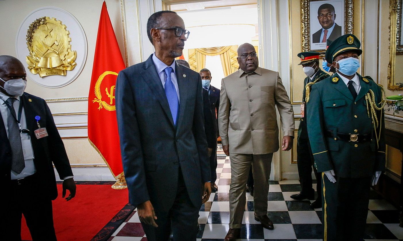 Kagame Ruandako presidentea —ezkerrean— eta Tshisekedi Kongoko Errepublika Demokratikokoa, uztailean. A. R. / EFE.