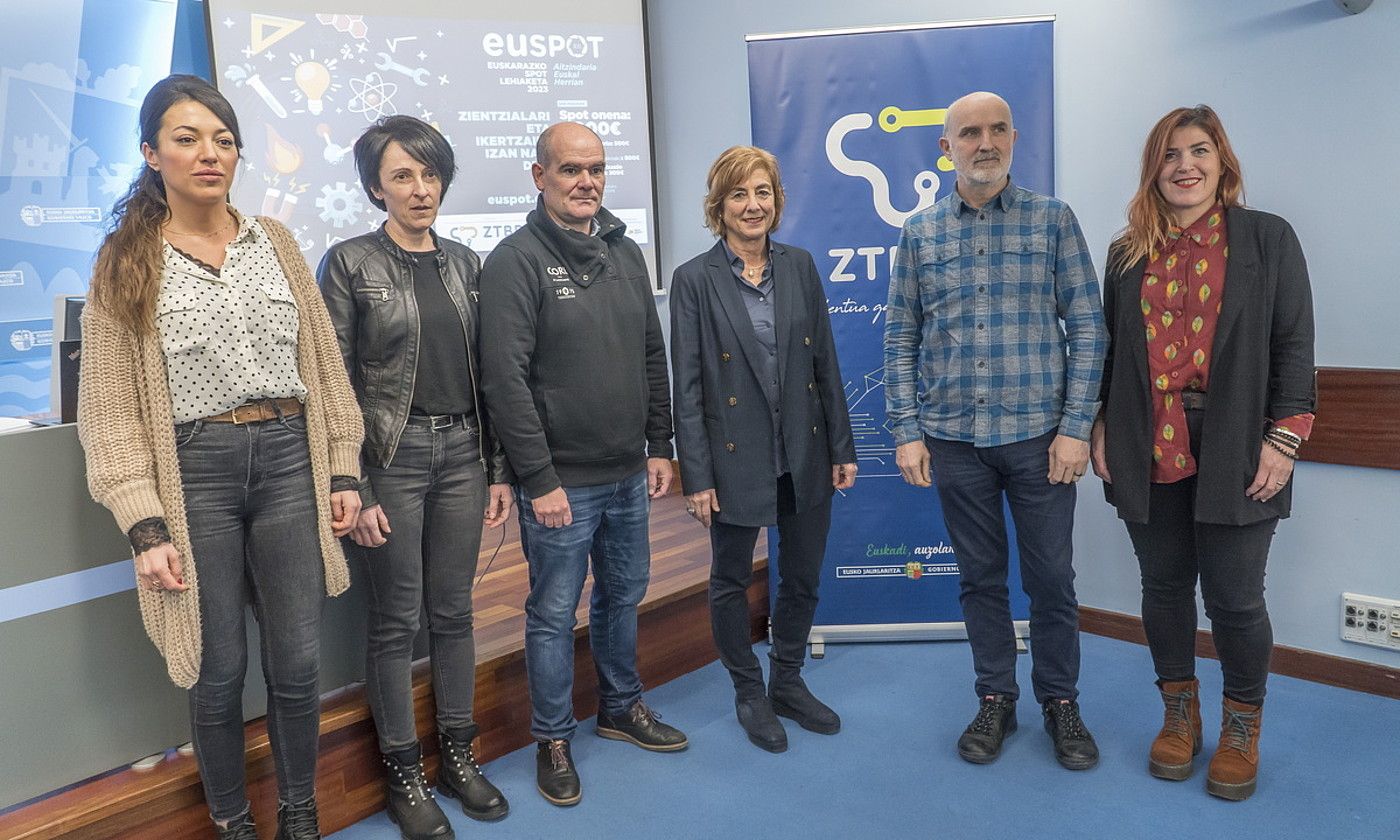 Euspot lehiaketako antolatzaile eta babesleak, atzo, Donostian. ANDONI CANELLADA / FOKU.