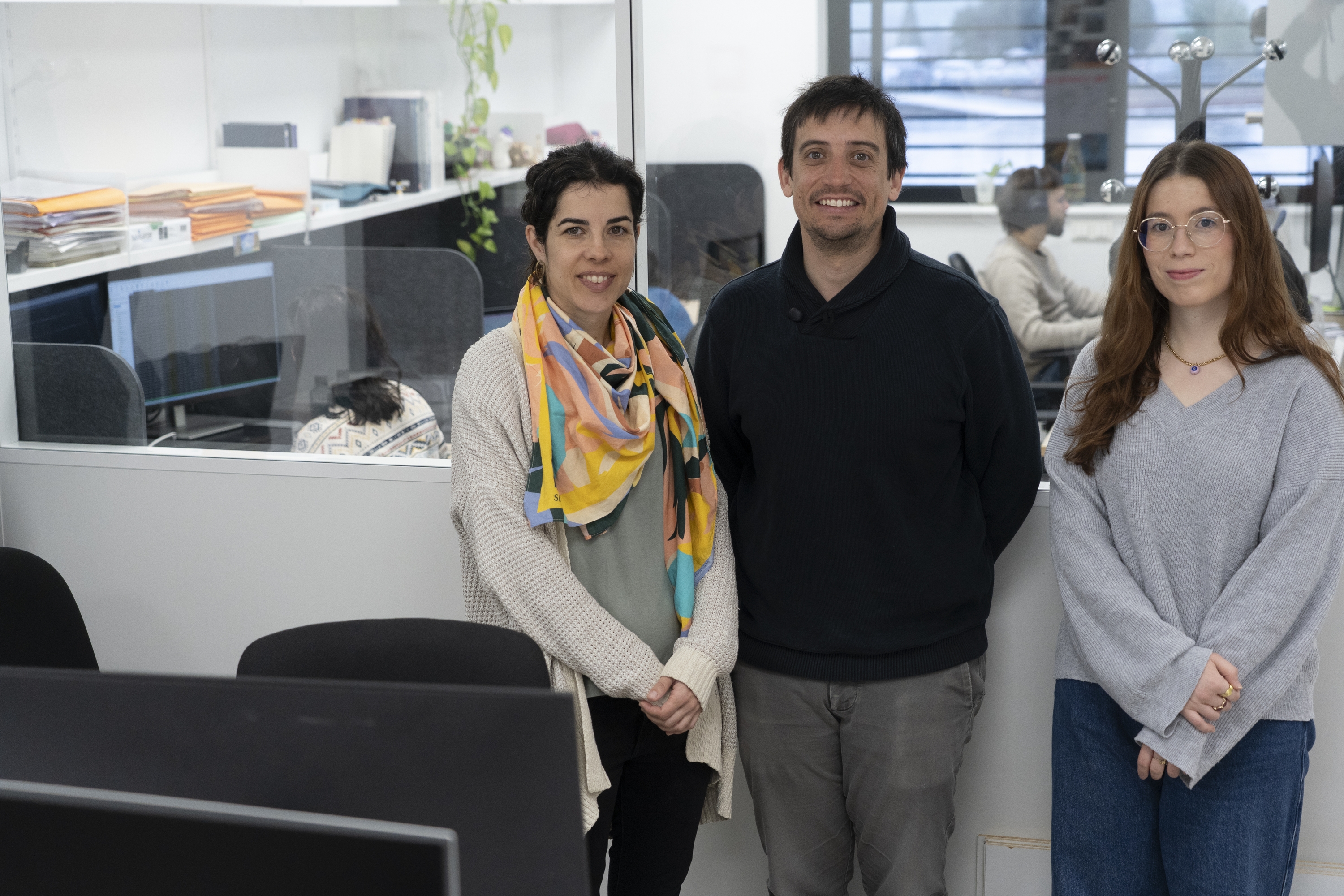 Gennius proiektuko Idoia Otxoa, Mikel Hernaez eta Uxia Veleiro ikerlariak Iruñeko CIMA zentroan, astelehenean. JAGOBA MANTEROLA / FOKU
