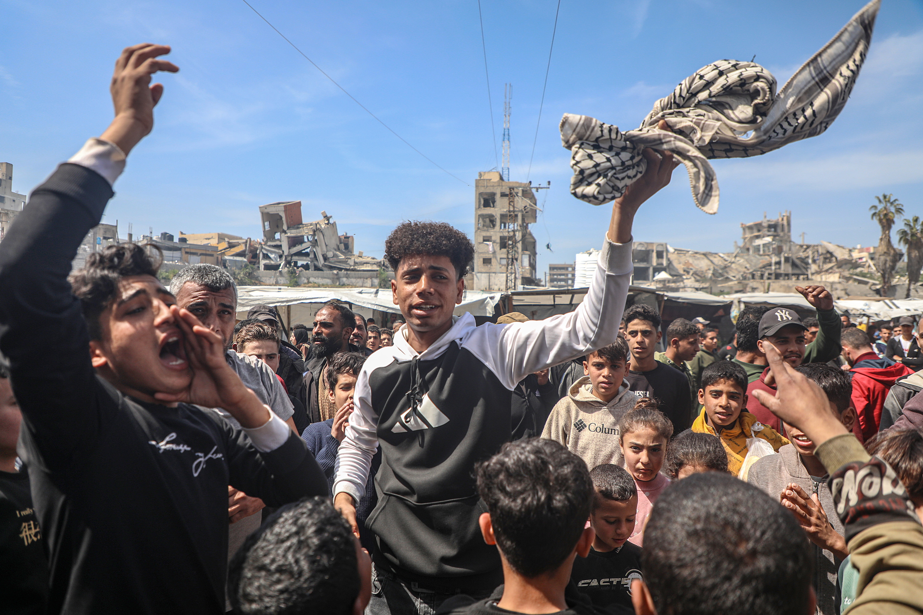 Gazako setioa eteteko eskatzeko protestak egin dituzte gaur Gaza hirian. MOHAMMED SABER / EFE