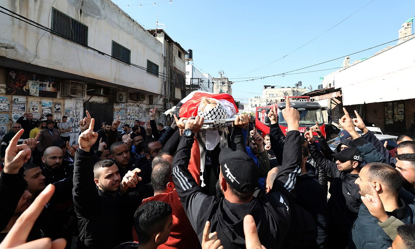 Herritar batzuk gizon baten hilotza eramaten, atzo, Jeninen. ALAA BADARNEH / EFE. Herritar batzuk gizon baten hilotza eramaten, atzo, Jeninen. ALAA BADARNEH / EFE.