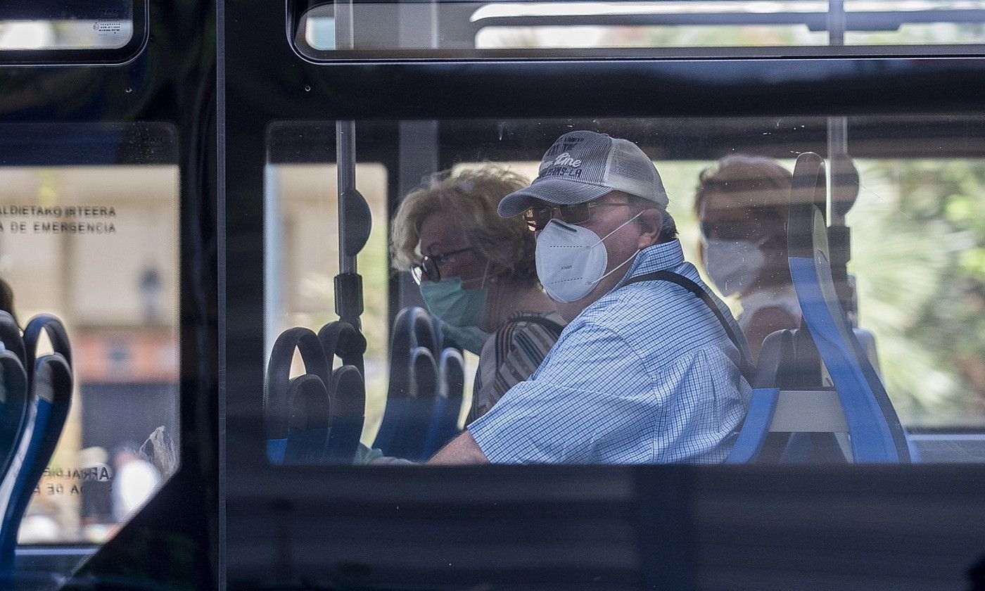 Pertsona batzuk, maskara jantzita, autobusean. JUAN CARLOS RUIZ / FOKU.