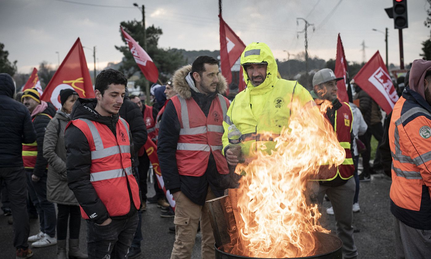 Zamaketariak eta portuko beste langileak Baionako portua blokeatzen, atzo, Tarnosen. PATXI BELTZAIZ.