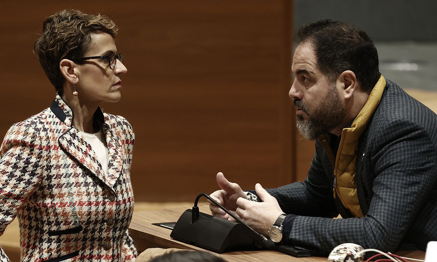 Maria Txibite lehendakaria eta Ramon Alzorriz PSNko bozeramailea, Nafarroako Parlamentuan. JESUS DIGES / EFE.