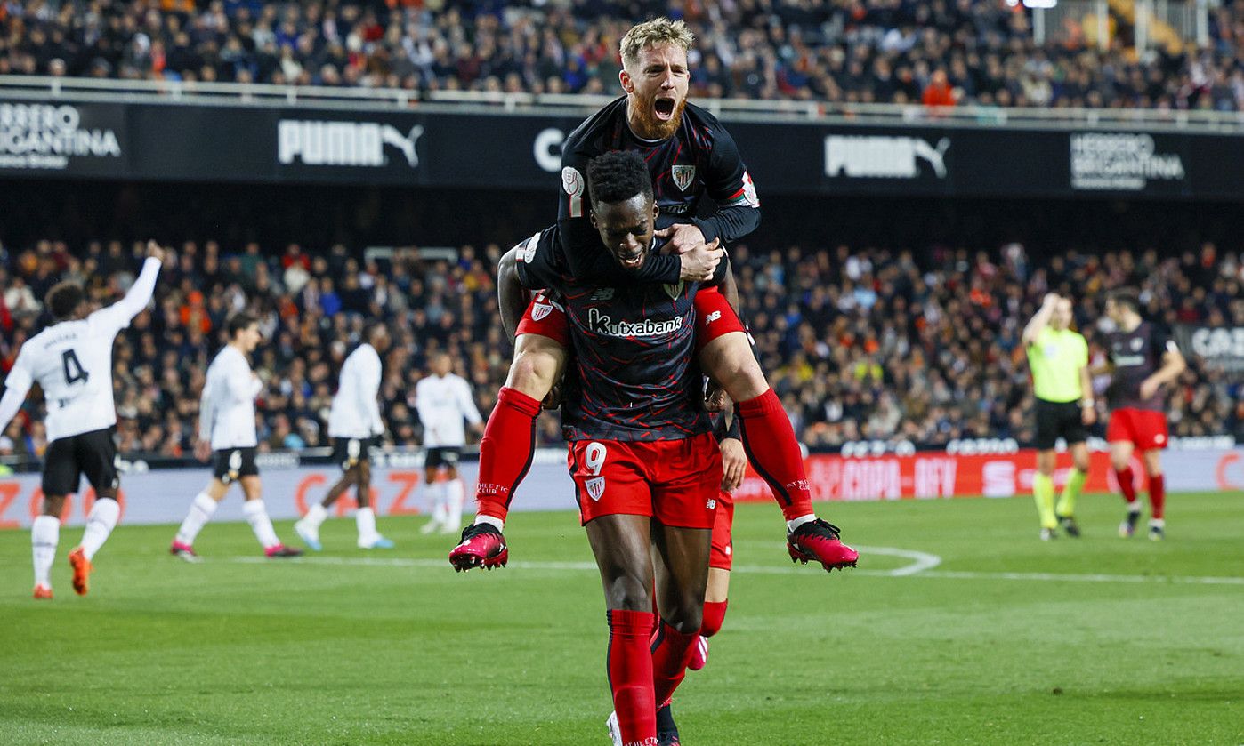 Iker Muniain Iñaki Williamsen bizkar gainera igota, gaueko lehen golaren ospakizunean. BIEL ALIÑO / EFE.