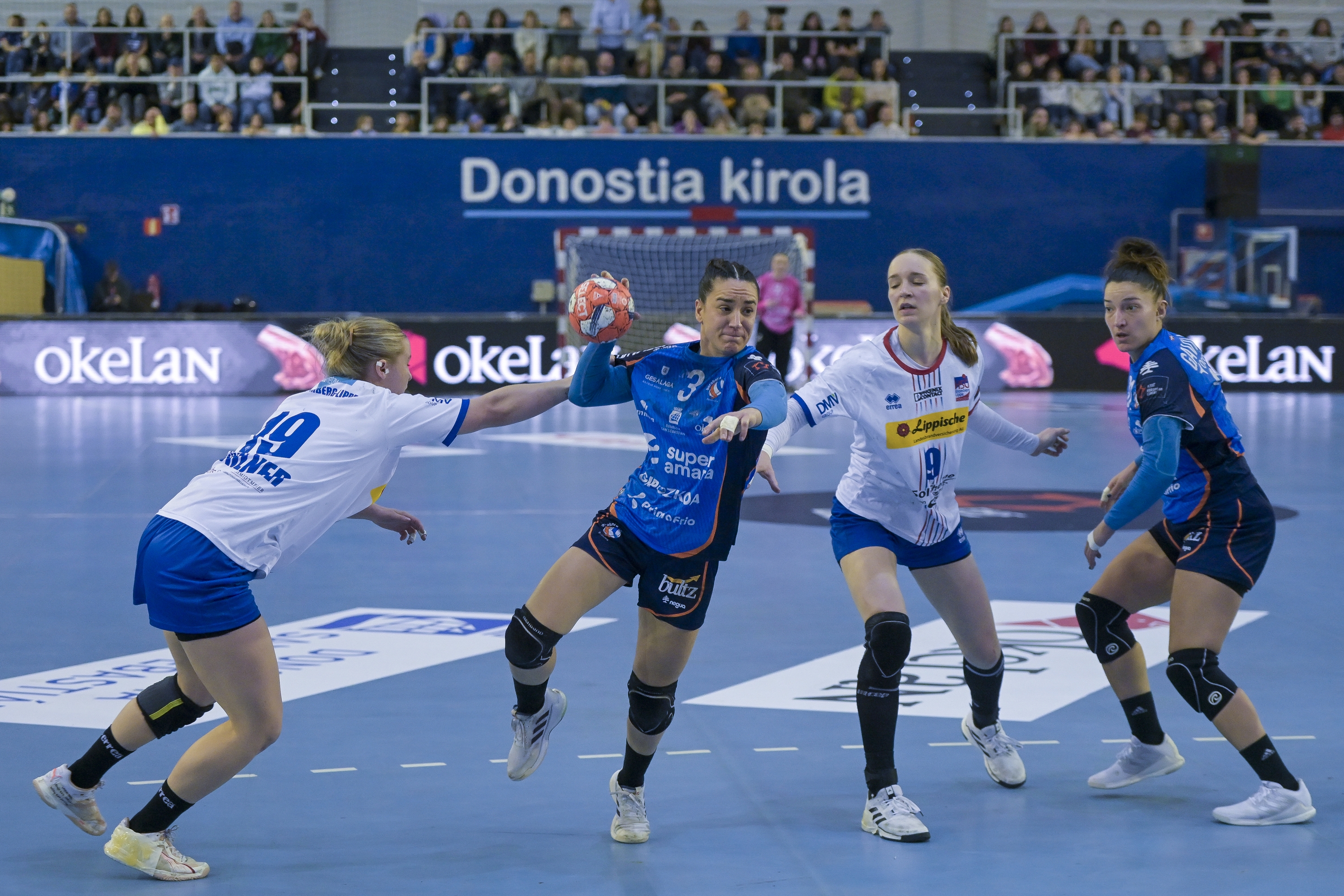 Bera Bera eta Blomberg-Lippe lehian, Gaskan, Europako Ligako final-laurdenetako joaneko partidan. GORKA RUBIO / FOKU