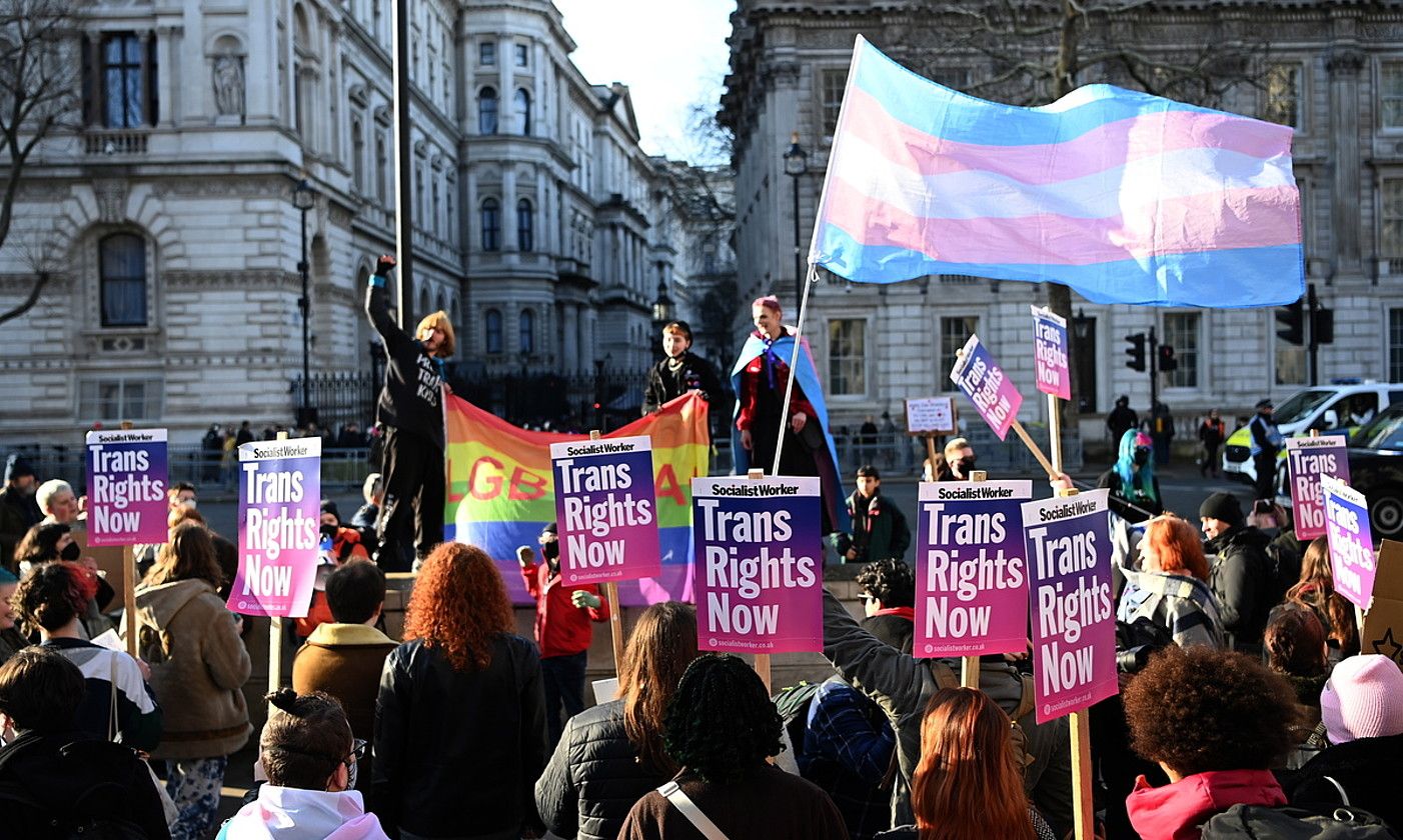 Jende andana Eskoziako trans legearen proiektuaren aldeko protestan, joan den astean, Londresen. ANDY RAIN / EFE. Jende andana Eskoziako trans legearen proiektuaren aldeko protestan, joan den astean, Londresen. ANDY RAIN / EFE.
