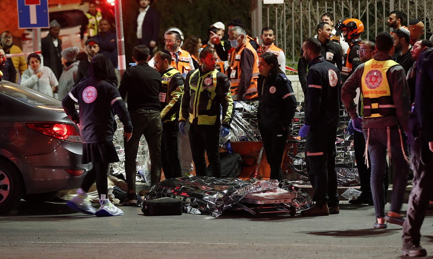 Israelgo larrialdi zerbitzuetako langileak eta Polizia, atzo, erasoa gertatu zen lekuan, Jerusalem ekialdeko sinagoga batetik gertu. ATEF SAFADI / EFE. Israelgo larrialdi zerbitzuetako langileak eta Polizia, atzo, erasoa gertatu zen lekuan, Jerusalem ekialdeko sinagoga batetik gertu. ATEF SAFADI / EFE.
