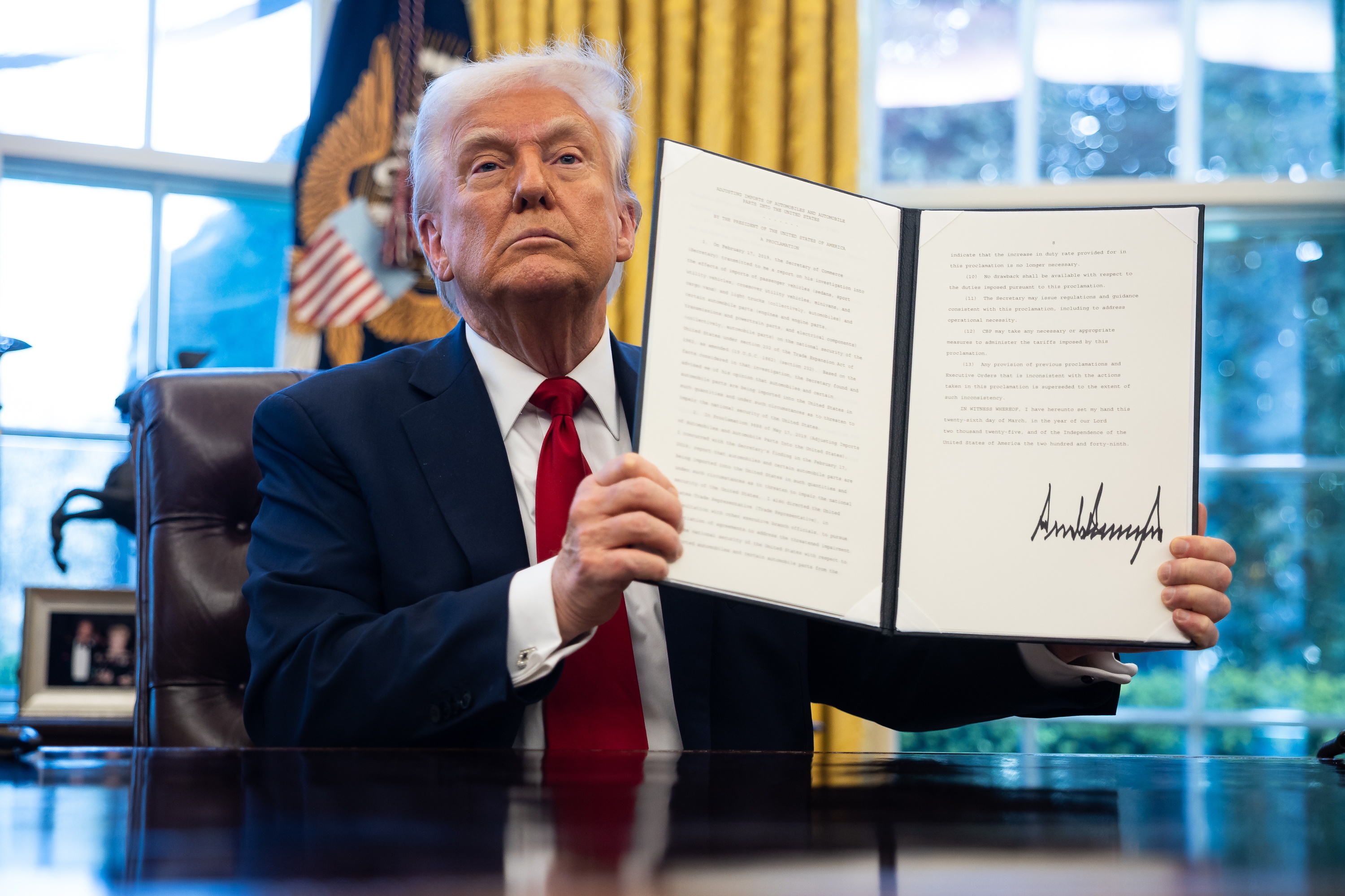 Donald Trump, Etxe Zuriko bere bulegoan, muga zergen neurria komunikabideei erakusten. FRANCIS CHUNG / EFE