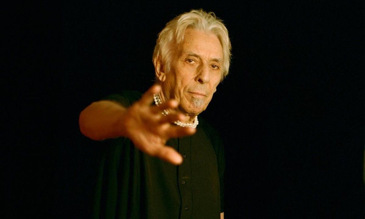 Gaur egungo musikariez inguratu da John Cale Mercy disko berria ontzeko. MADELINE MCMANUS.