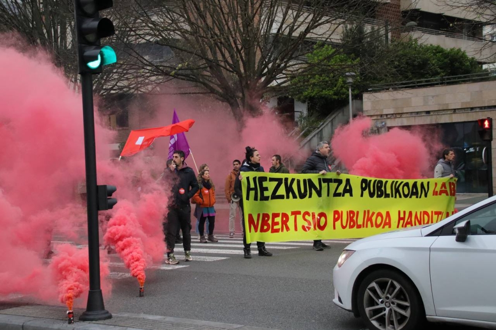 Irakasleak, protestan, gaur goizeko ekintzan. LAB