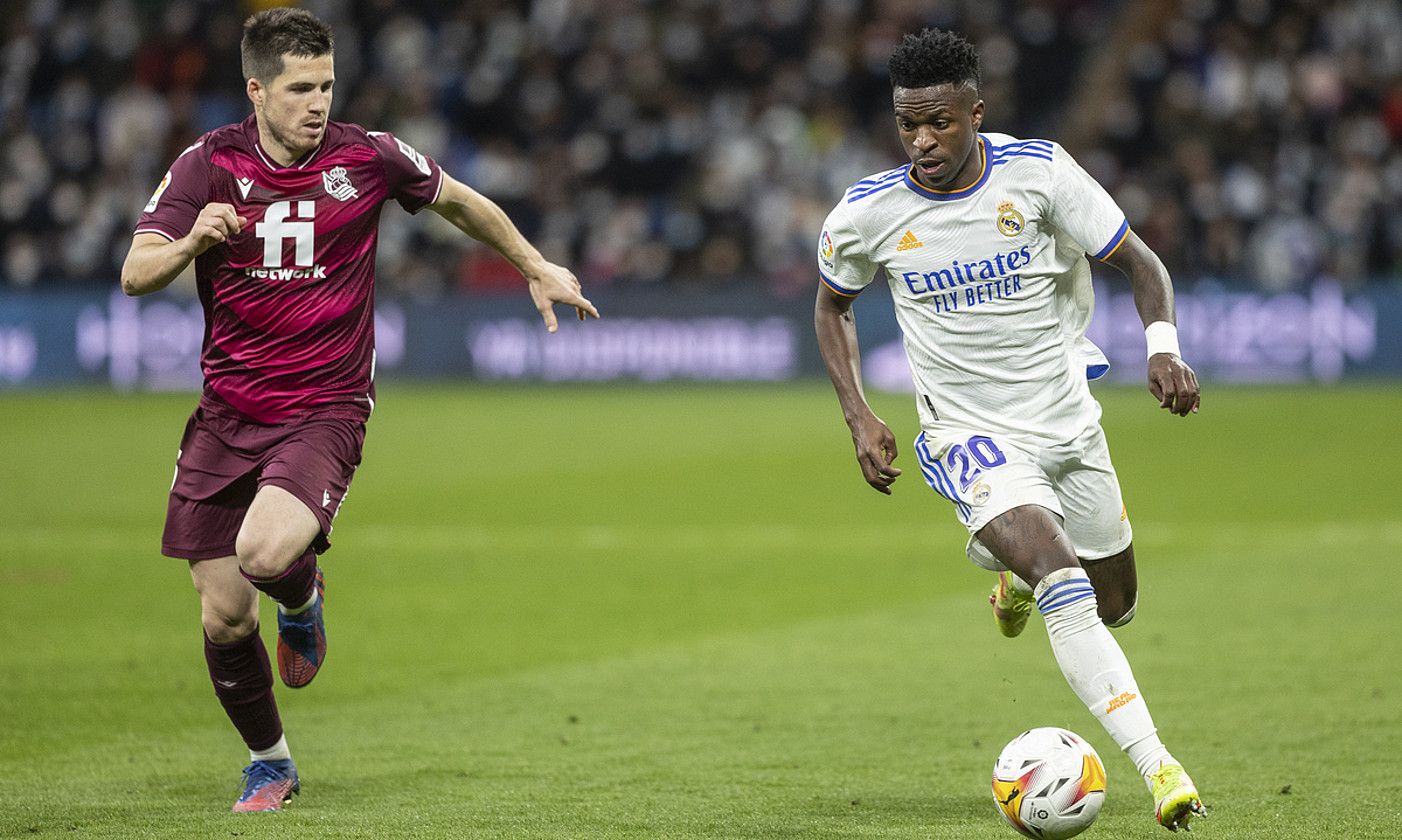 Realeko Andoni Gorosabel eta Real Madrileko Eder Militao, lehian, aurreko denboraldiko partidan. RODRIGO JIMÉNEZ / EFE. Realeko Andoni Gorosabel eta Real Madrileko Eder Militao, lehian, aurreko denboraldiko partidan. RODRIGO JIMÉNEZ / EFE.