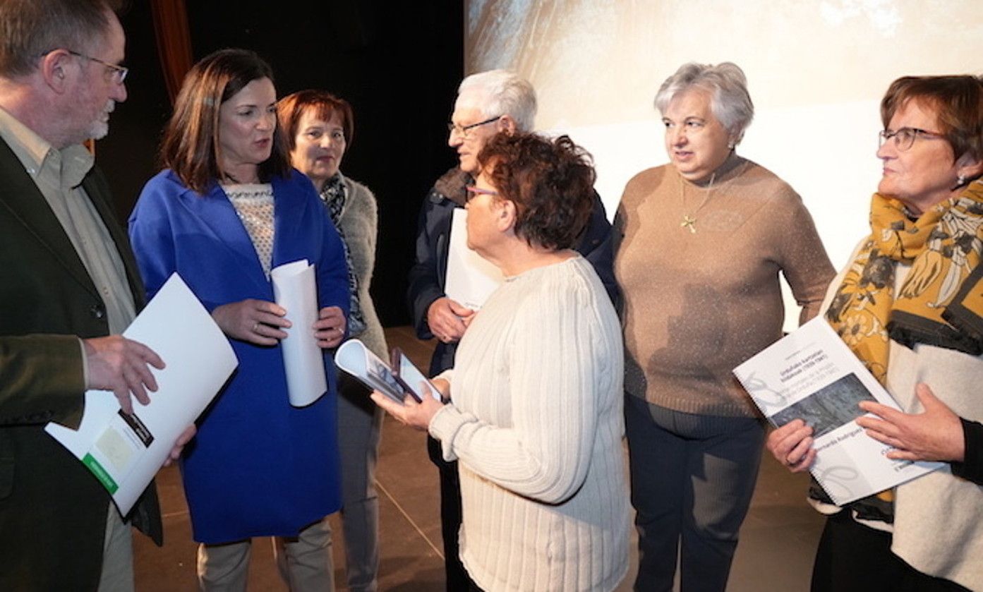 Artolazabal, Castuerako ekitaldira joan zirenekin solasean, atzo. IREKIA. Artolazabal, Castuerako ekitaldira joan zirenekin solasean, atzo. IREKIA.
