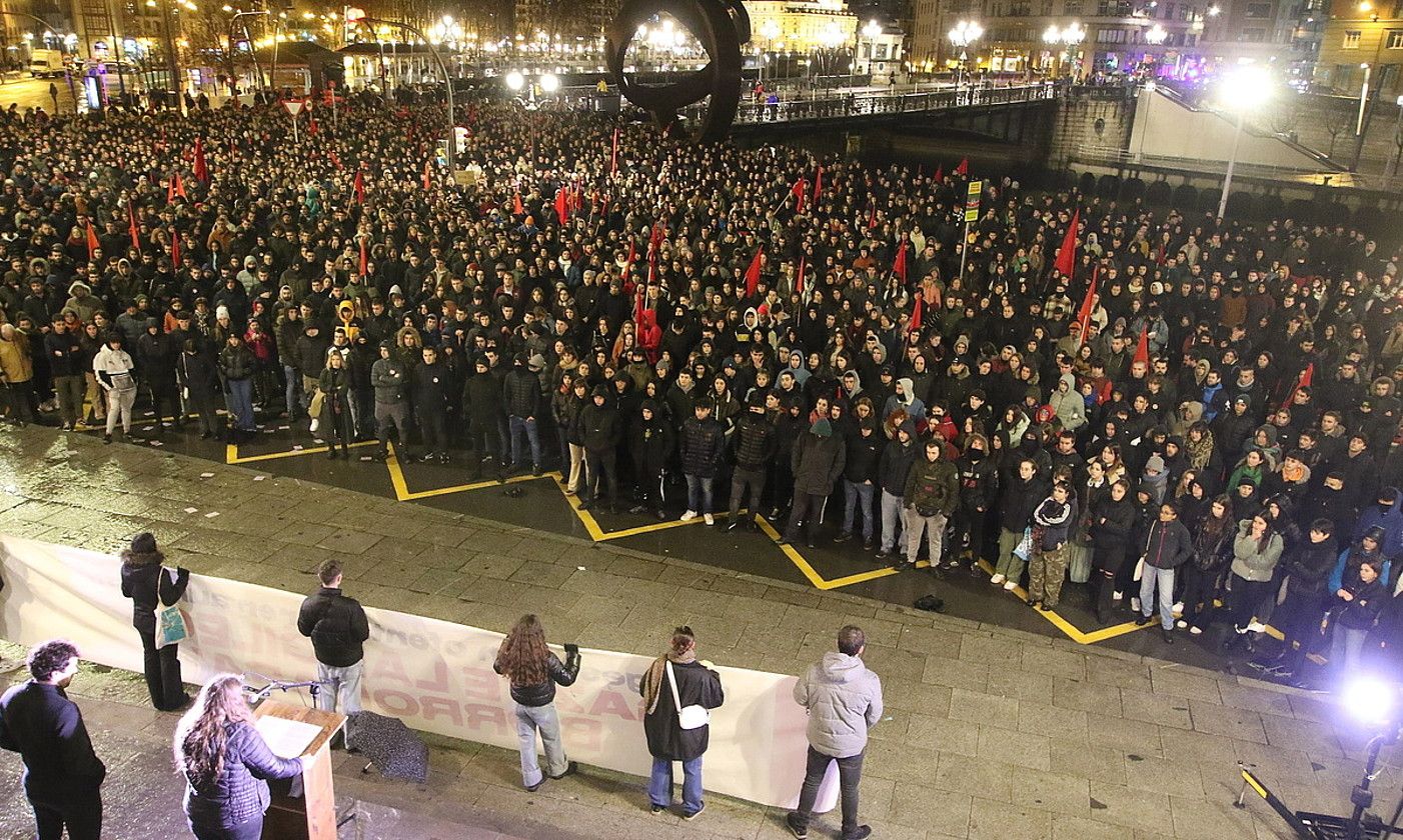 Iruñean ehunka gazte batu ziren mobilizaziora. IÑIGO URIZ / FOKU.