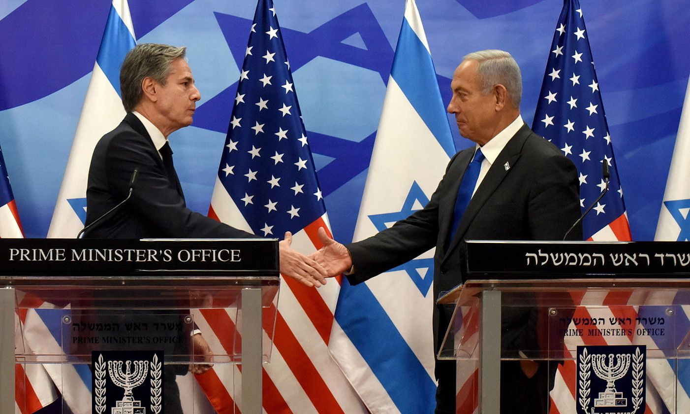 Antony Blinken AEBetako Estatu idazkaria eta Benjamin Netanyahu Israelgo lehen ministroa, atzo, Tel Aviven. DEBBIE HILL / EFE.