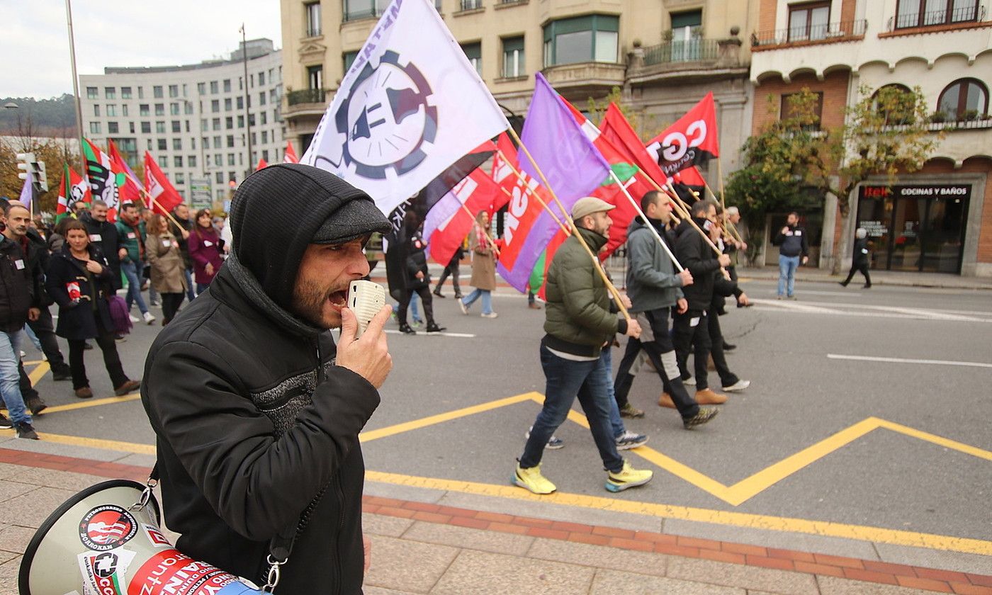 CCOO, LAB, UGT eta haiekin batera mobilizatu diren beste sindikatuetako kideak, joan den abenduan egindako manifestazio batean. OSKAR MATXIN EDESA / FOKU.