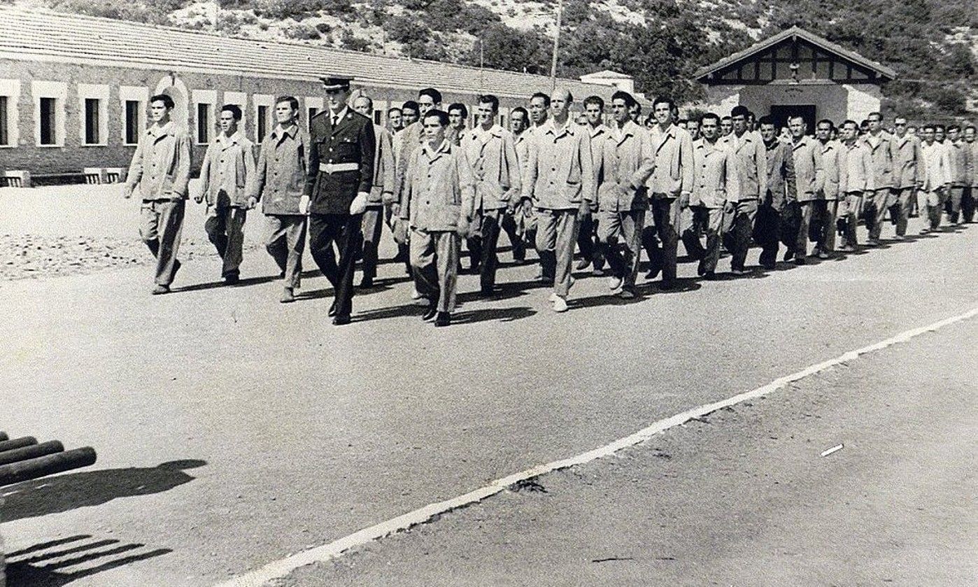 Presoak desfilatzen, 1960ko hamarkadan, Langraiz Okako espetxean (Araba); Alfer eta Gaizkileen Legearen arabera kartzelatu zituzten horietako asko. JAVIER GOMEZ.