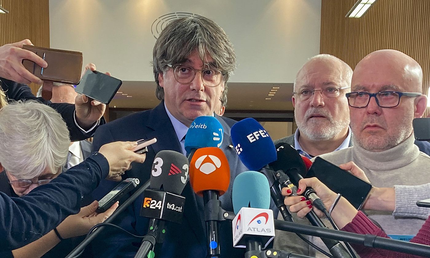 Ponsati Generalitateko kontseilari ohia, Puigdemont presidente ohia, Puig kontseilari ohia eta Boye abokatua, atzo, Bruselan. LEO RODRIGUEZ / EFE.