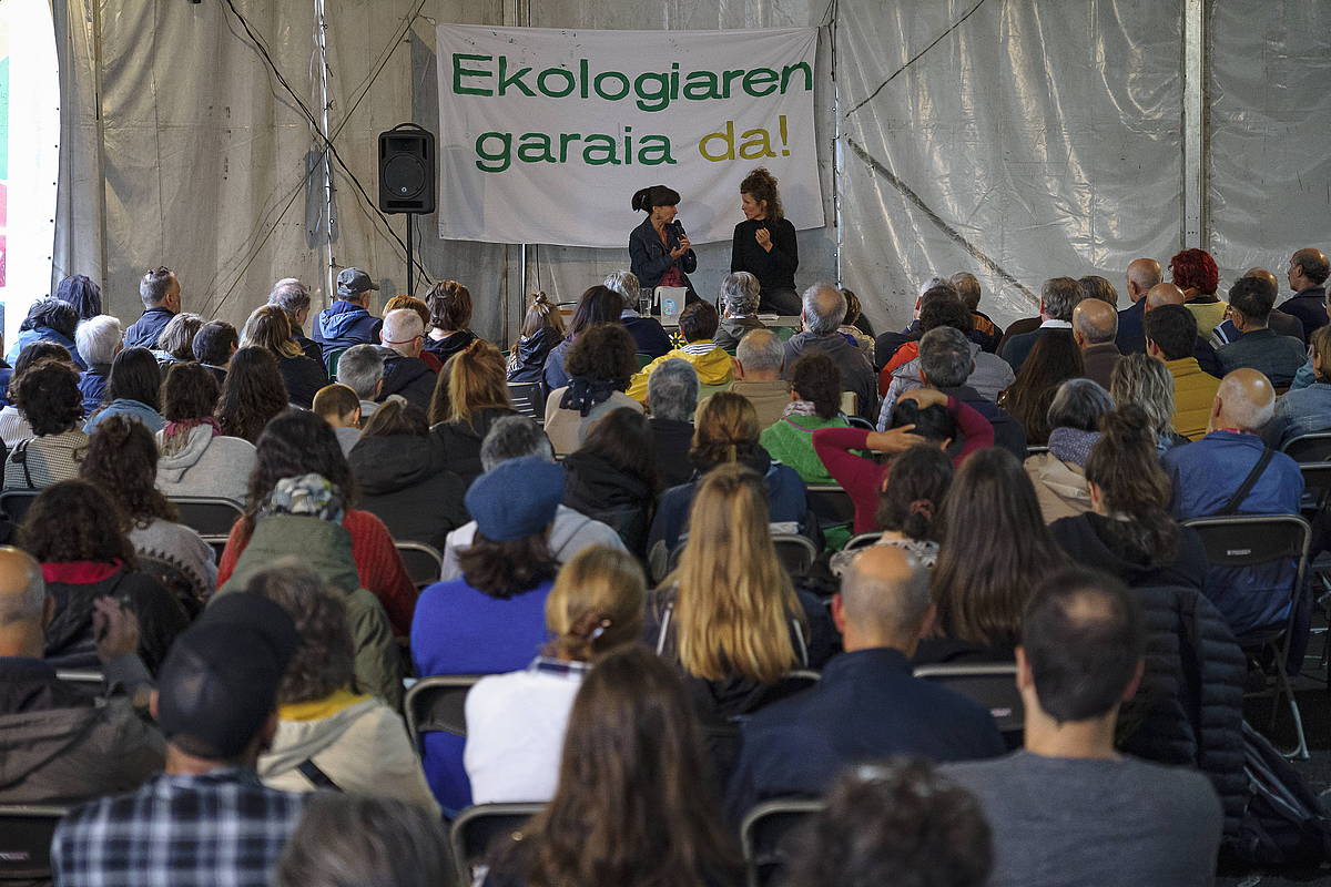 Lehenengo Ekotopaketetako hitzaldi bat, 2022ko irailaren 30ean, Portugaleteko Sastraka gaztetxean.